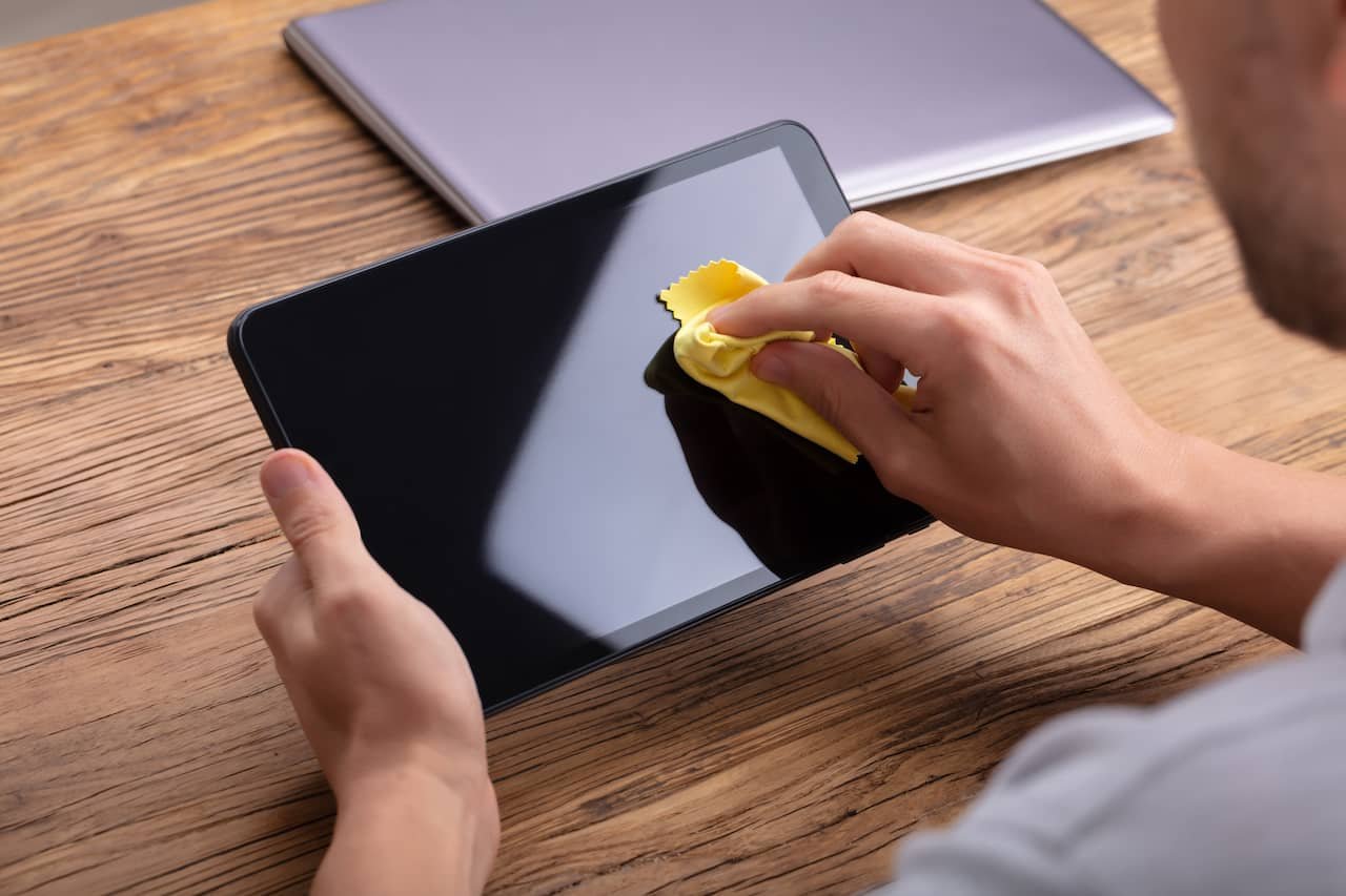 How to Clean the Tablet Screen